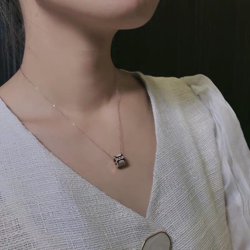 Kalung Dengan Liontin Berlian | Kalung Rantai Klavikula Bahan Titanium Steel 18k Warna Rose Gold | Perhiasan Bahan Stainless Steel