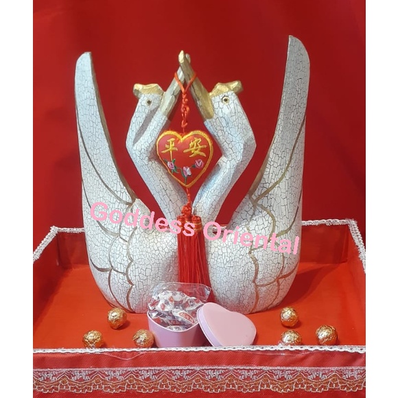 

Valentine's Day Gift Hampers Swan Bebek Angsa Putih Sepasang Emas Coklat Hati Chocolate Hearts Set Hadiah