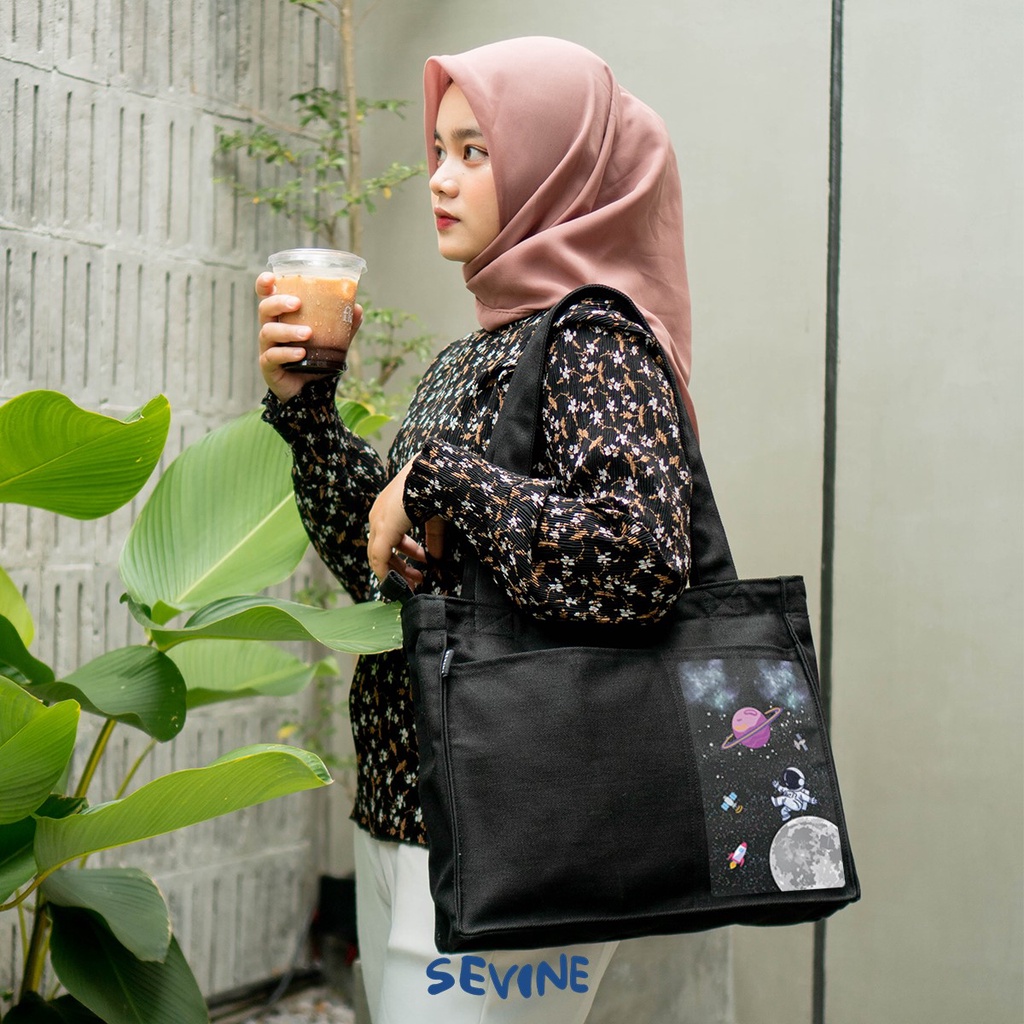 Sevine Totebag Kanvas Rebecca Tas Wanita Tote Bag Kuliah Sekolah Sekat Laptop Hitam Elegan Aesthetic - BA