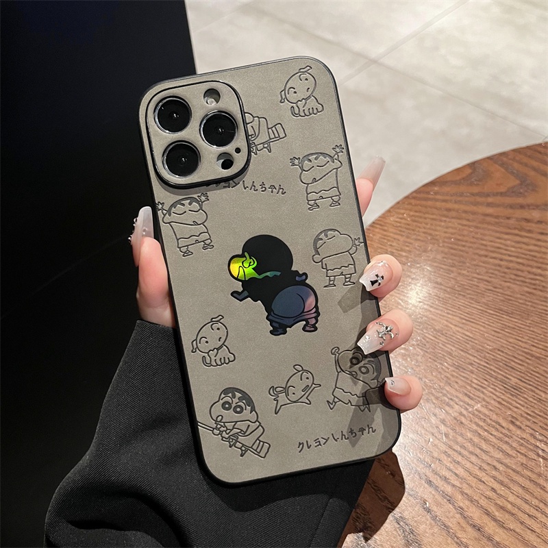 IPHONE Casing Ponsel Bahan Kulit Suede Laser Untuk Iphone14 /14 Pro /14 ProMax/14Plus 13 12 11 Pro Max XR Crayon Shin-Chan Pattern Hard Casing