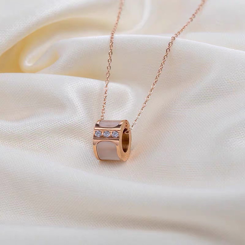 Kalung Dengan Liontin Berlian | Kalung Rantai Klavikula Bahan Titanium Steel 18k Warna Rose Gold | Perhiasan Bahan Stainless Steel