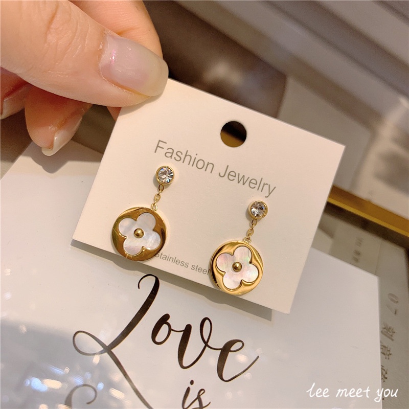 Anting Tusuk Bentuk Bulat Motif Clover Klasik Bahan Titanium Steel Warna Putih Untuk Wanita