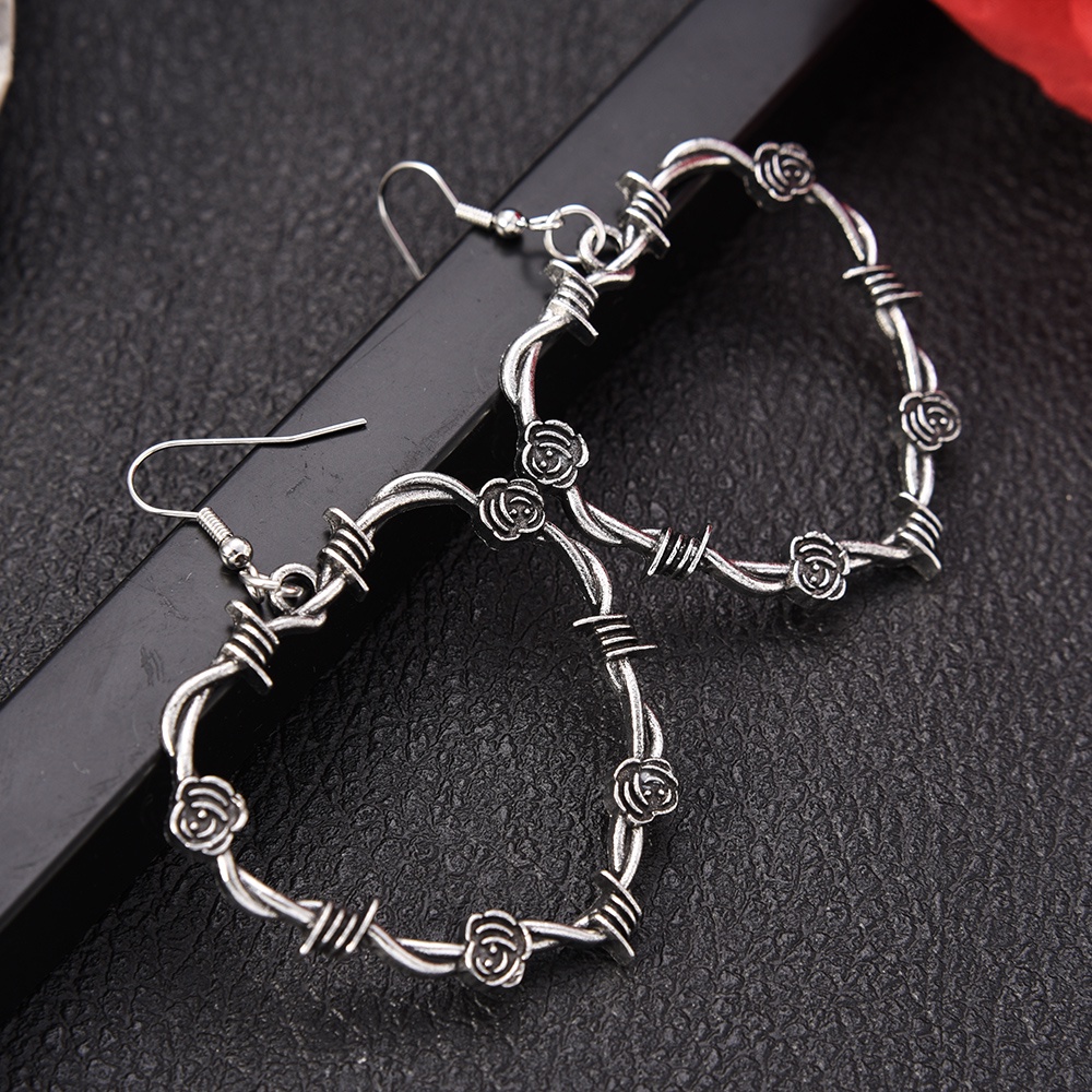 Retro Biker Perhiasan Pernikahan Valentine'Day Hadiah Ulang Tahun Kawat Berduri Anting Jantung Gothic Drop Earring Duri Rose Love Earrings Hitam Hati Pendant Earrings Metal Gaya Punk