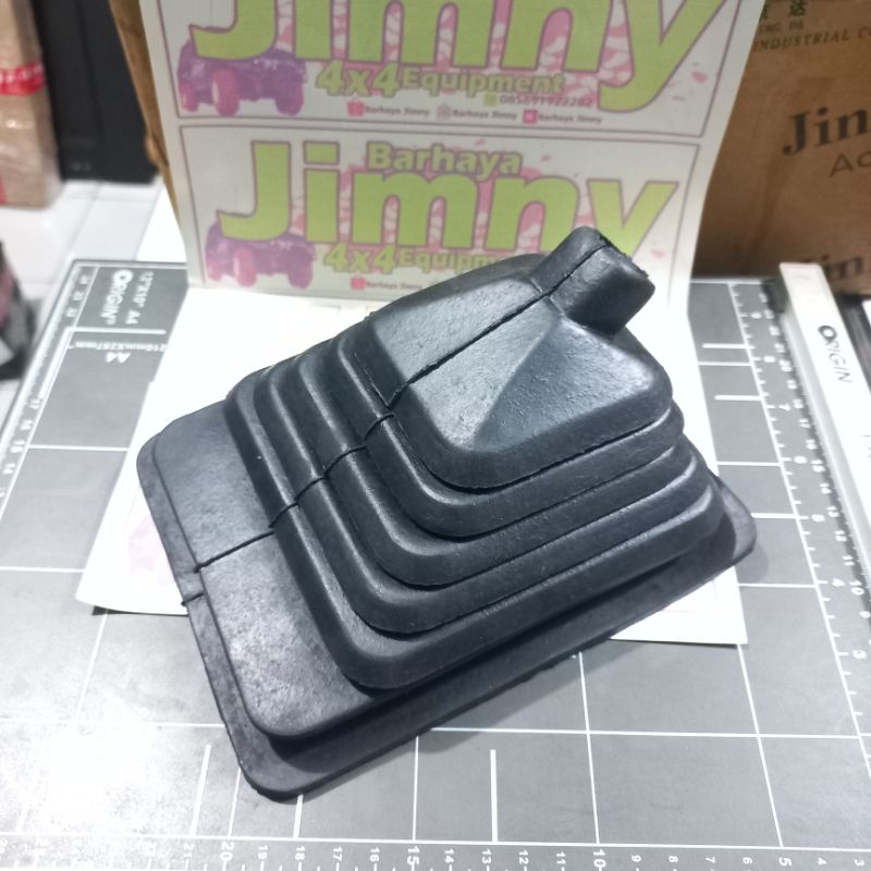 KARET BOOT TRANSMISI KATANA PENUTUP LUBANG PERSENELING JIMNY TAHUN MUDA