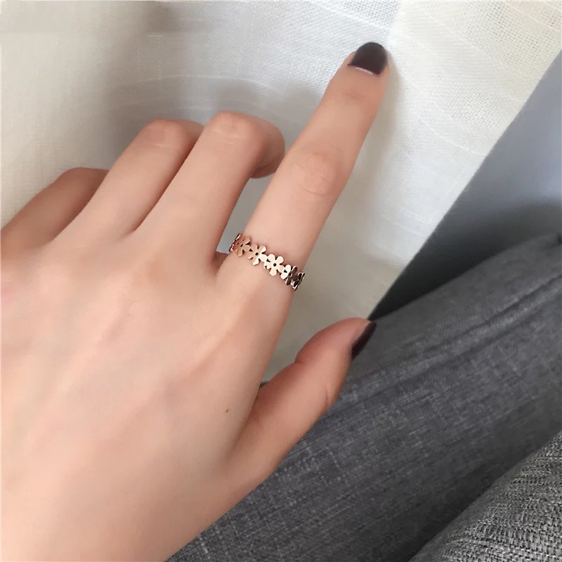 Cincin Jari Telunjuk Hypoallergenic Tidak Pudar Desain Bunga Kecil Model Rongga Bahan Titanium Steel Gaya Korea Jepang