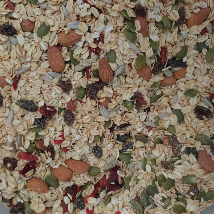 

♦ 1000gr Muesli Gembira : rolled oat, sunflower, pumpkin, almond, dark raisin, cranberry & gojiberry Varian Mentah/ Roasted ➩