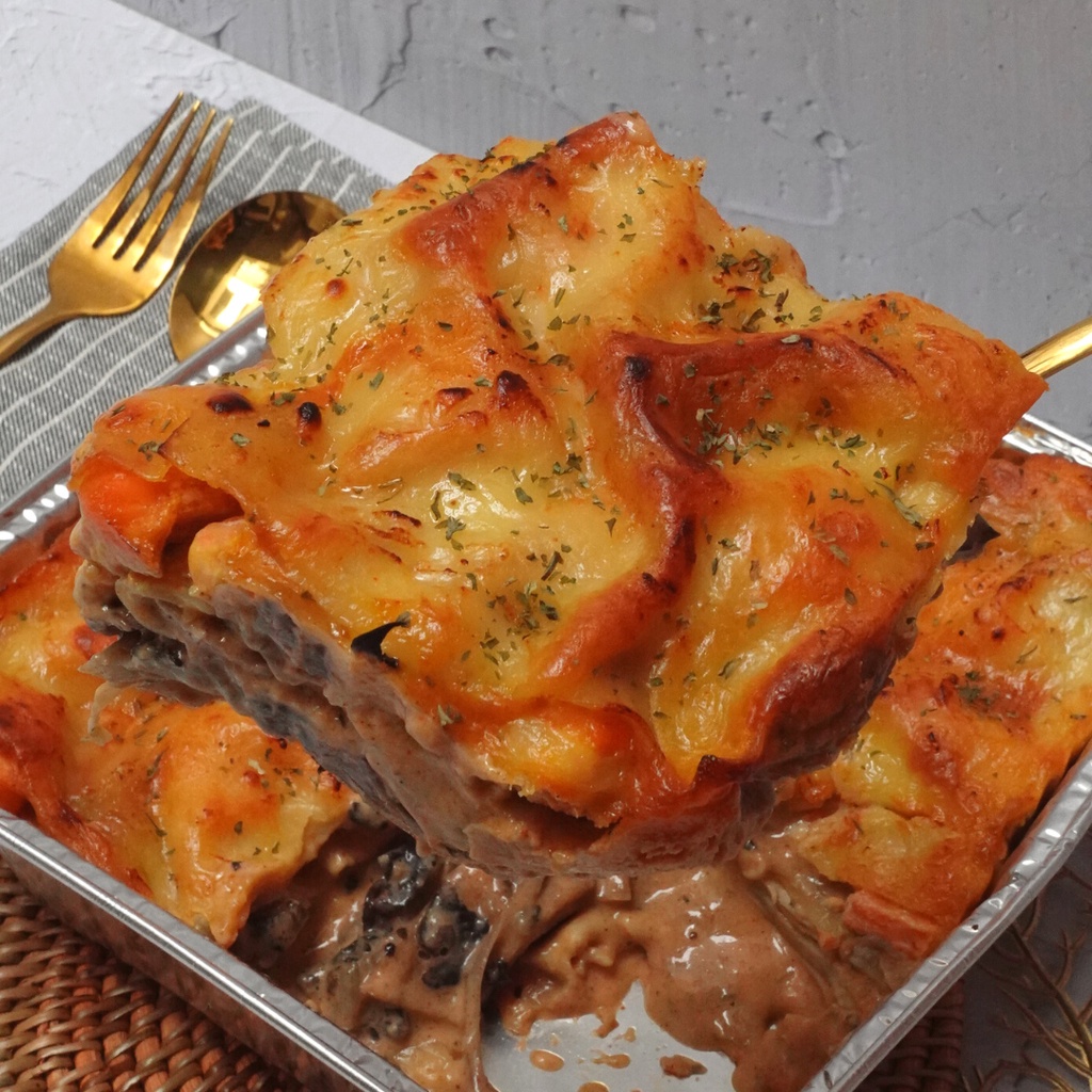 

Creamy Salmon Lasagna with Korean Style Spicy Rose Sauce 20 X 20 CM