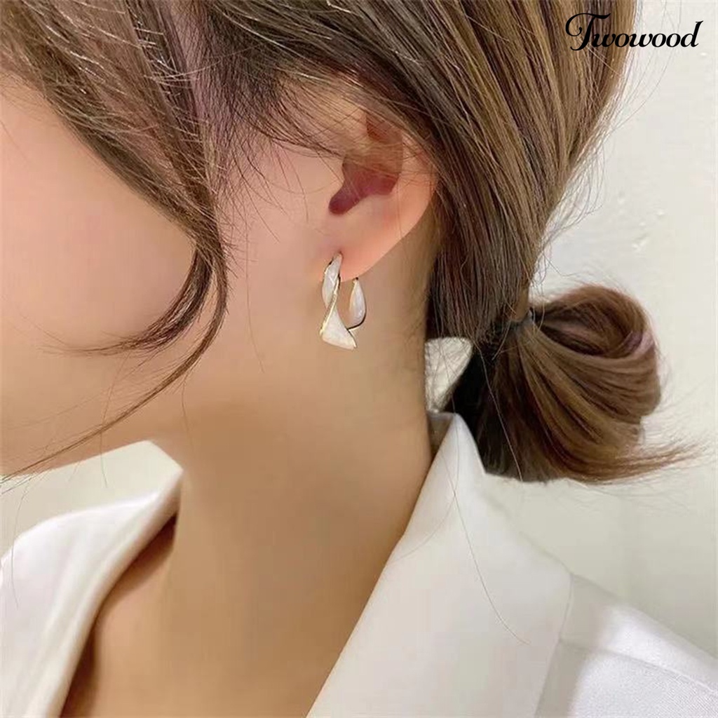 Twowood 1pasang Ladies Earrings Retro Stud Type Twisted Metal Ring Bergelombang Indah Fashion Hoop Earrings Perhiasan Aksesoris