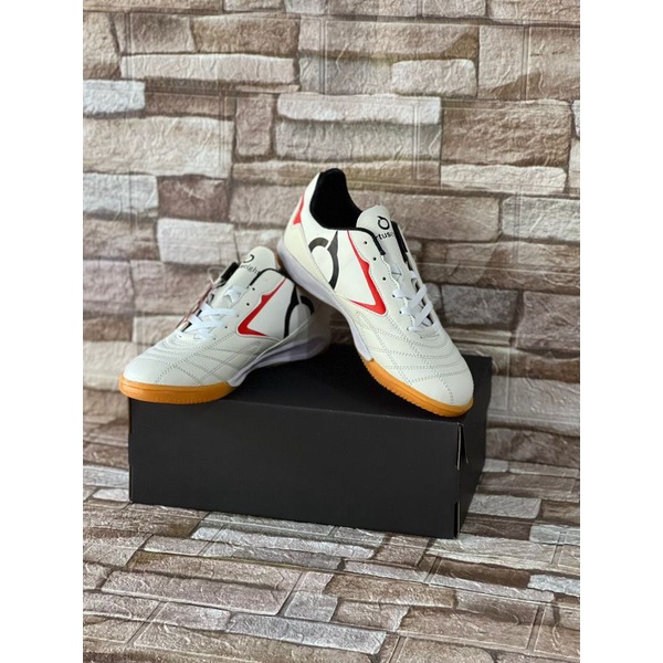 Sepatu Futsal Ortuseight Putih
