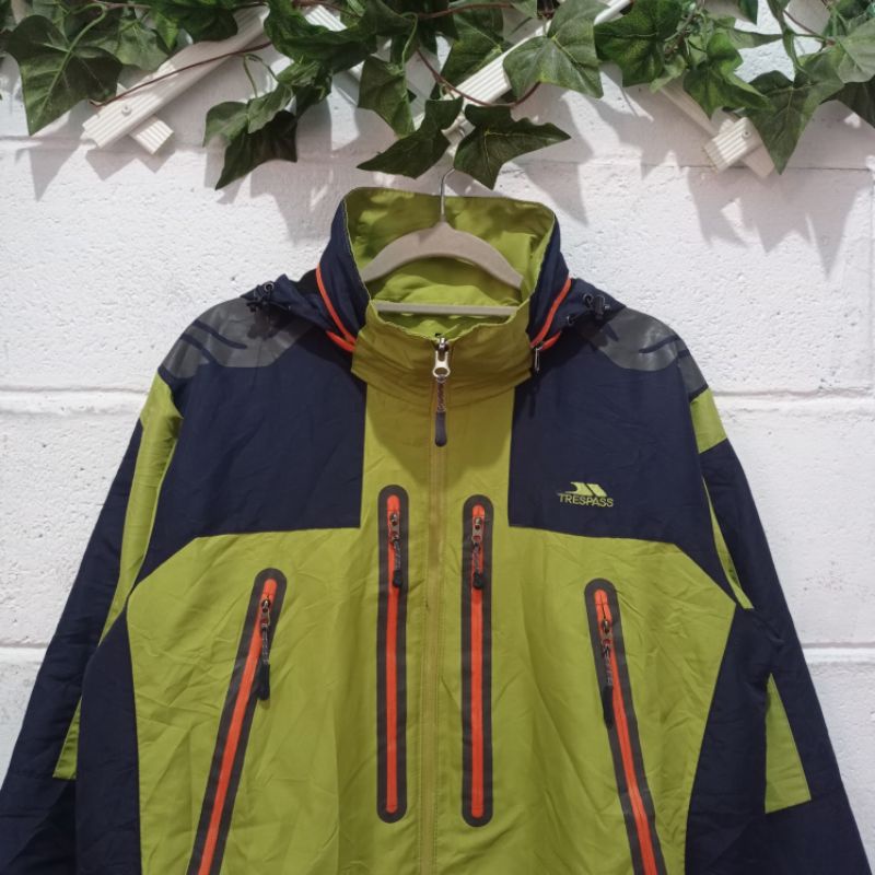 Jaket Second TRESPASS Trestex size M Original Thrifting Outdoor Waterproof