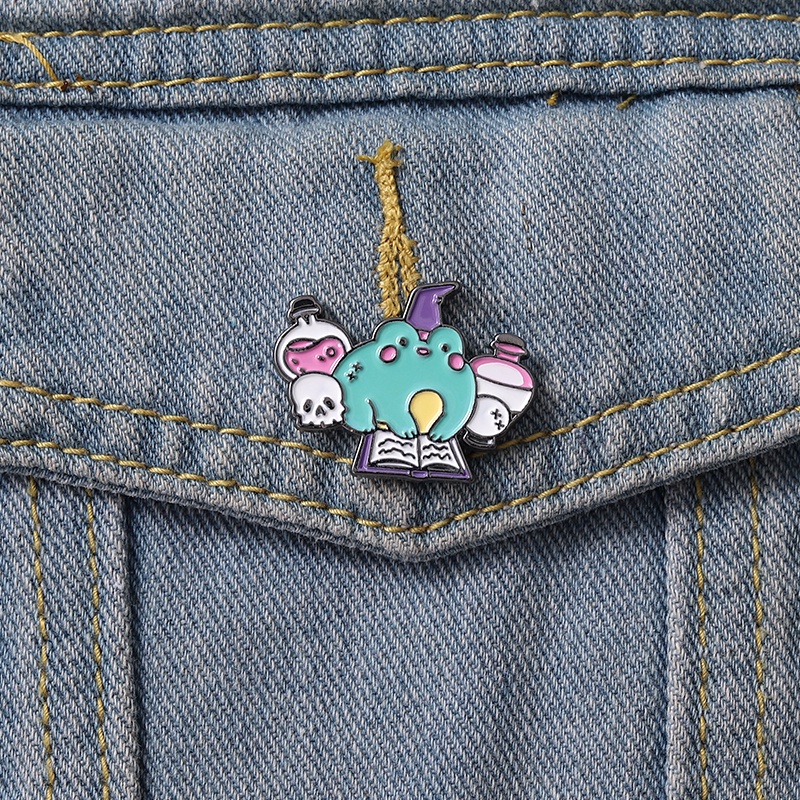 Kartun Kodok Enamel Pin Lencana Kodok Penyihir Pin Pakaian Kerah Pin Hewan Perhiasan Hadiah Untuk Wanita Pria