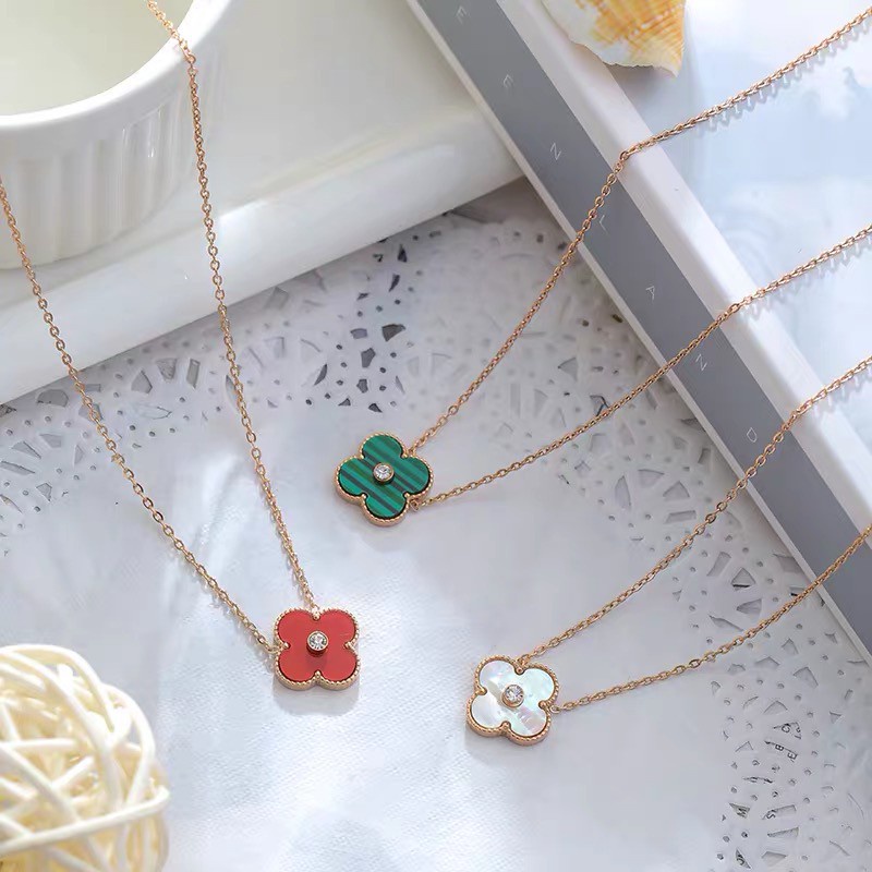 Kalung Titanium Steel Hypoallergenic Dengan Liontin Daun Clover Untuk Hadiah Ulang Tahun