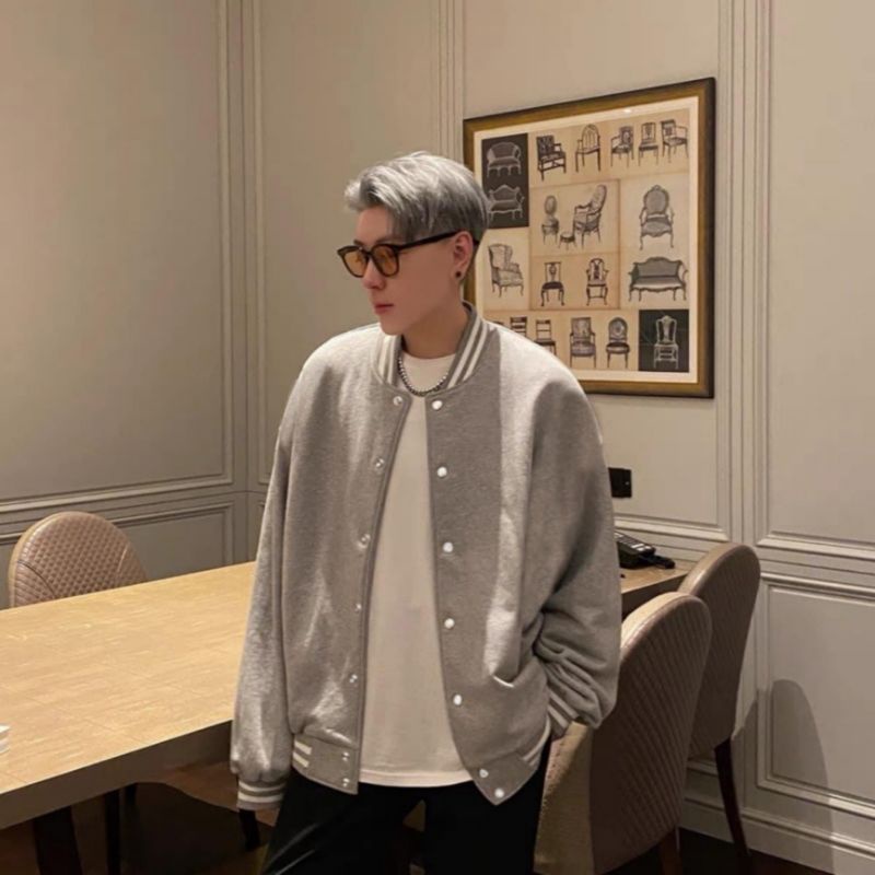 Jaket Varsity Baseball Big Size ( S - 6XL ) Kancing Jaket Bomber POLOS Oversized XXL XXXL 4XL 5XL Hitam Putih Mocca Beige Abu Abu Muda Grey FLeece Unisex Jacket Boy Girl Pria Wanita Jumbo Street Style Urban