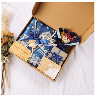 

Hampers Sajadah dan Buket Bunga - Hampers Lebaran - Parcel Lebaran - SjdahQuranBiru