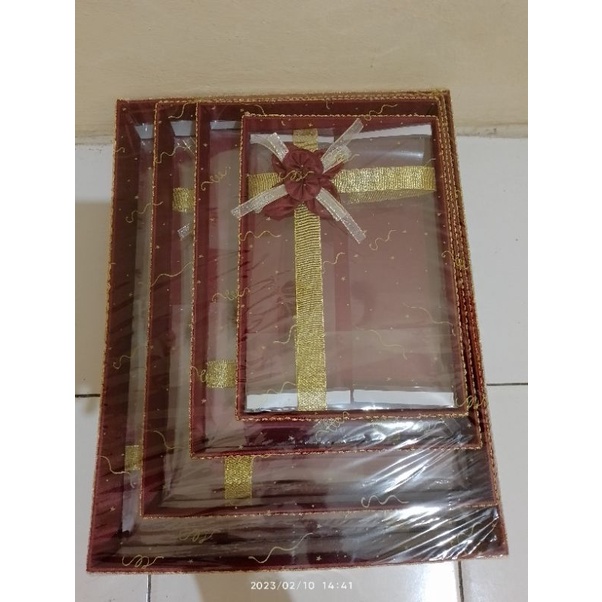 

KOTAK HANTARAN PERNIKAHAN/SESERAHAN MIKA PITA WARNA MERAH MARRON