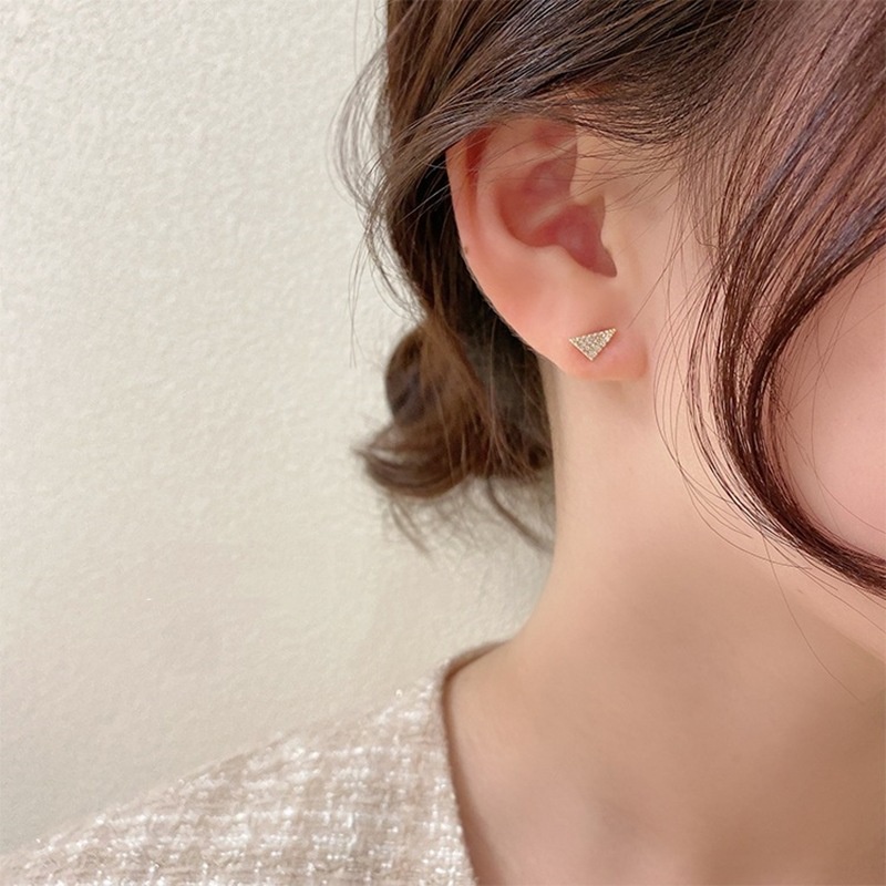 Anting Tusuk Silver Desain Segitiga Hias Berlian Gaya Korea