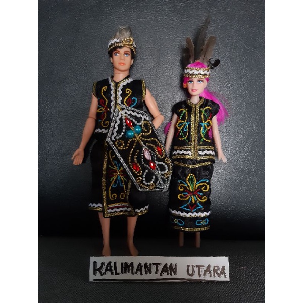 Sepaket boneka dan baju adat kalimantan utara