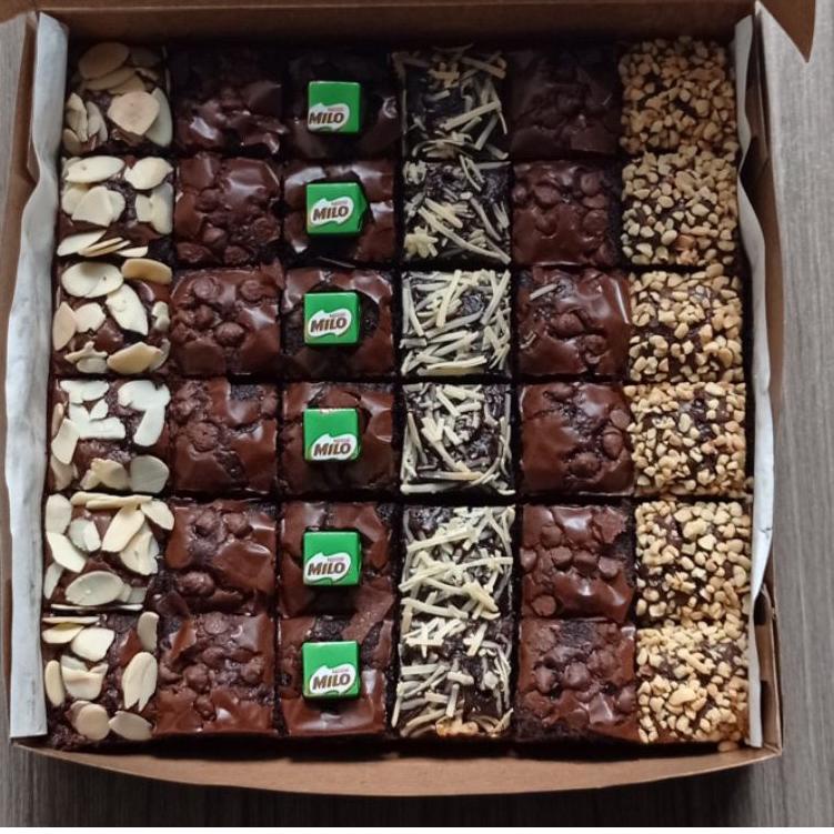 

♞ BROWNIES 20x20 cm (Free kartu ucapan) ✮