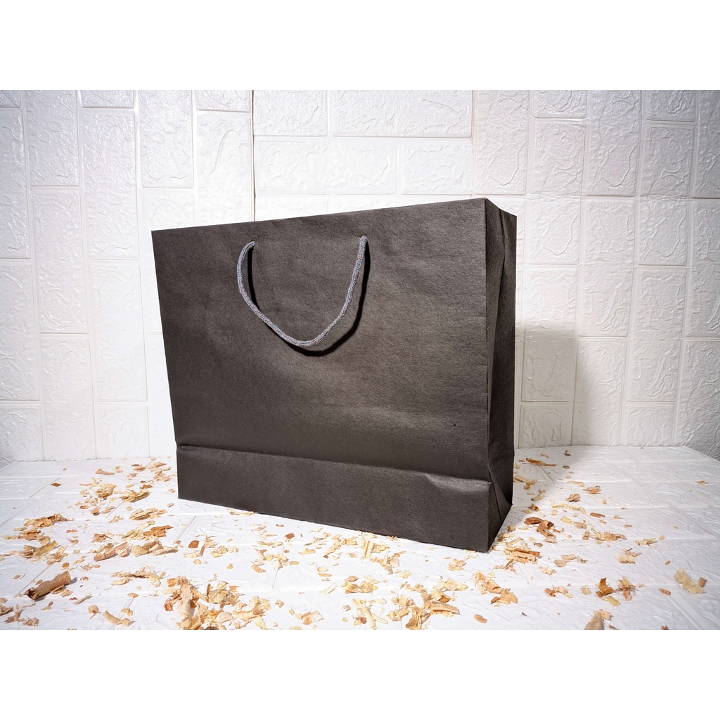

Paper Bag Miring Polos Warna Hitam P26xL12xT33