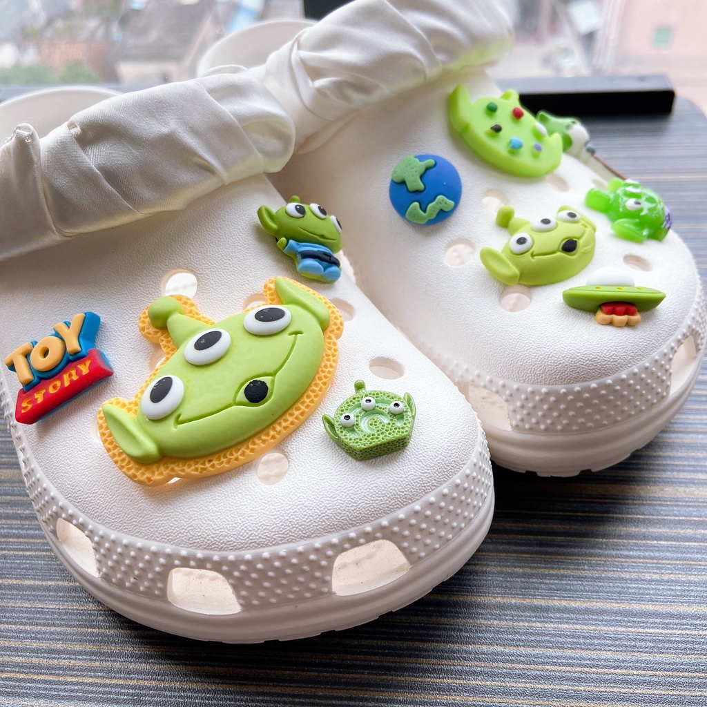 @shinydiy 10pcs Toy Story Alien Crocs Jibbitz Shoes Charm Sandal Aksesoris Sepatu Hias【asesoris wanita｜crocs jibbitz】