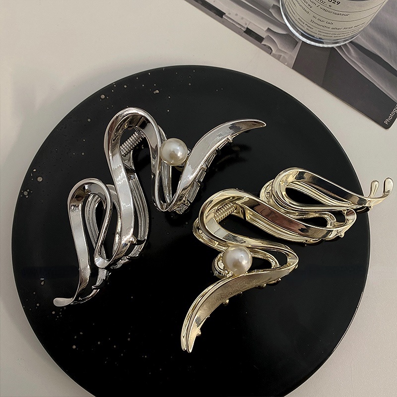 Niche Angin Dingin metal pearl hair clip Di Kepala Kepala Hiu Klip INS2023 Baru high -end hair grasping clip Besar Untuk Wanita