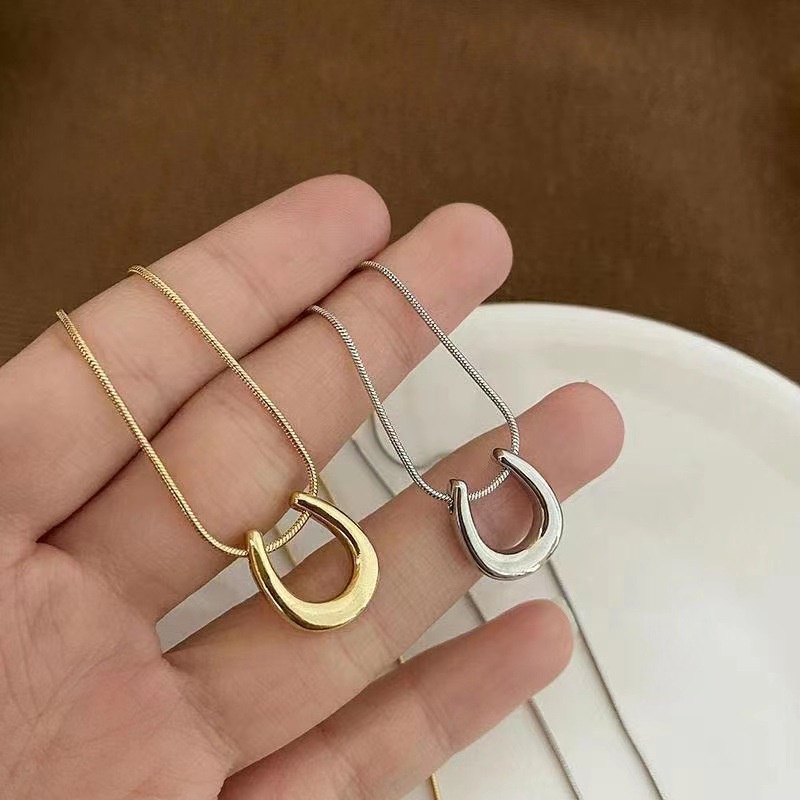 U-shaped Horseshoe Design Pendant Necklace Wanita Cahaya Mewah Niche Merasakan Rantai Klavikula Aksesoris Sweatshirt Chain