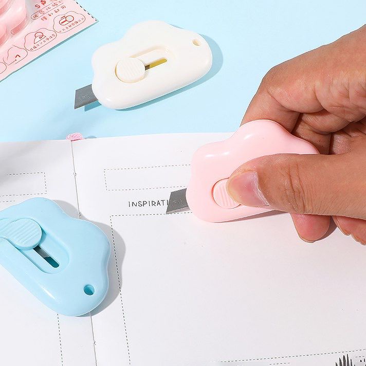 

Pisau Cutter Mini Model Awan Alat Bantu Potong Kertas Plastik Unboxing Paket Perlengkapan ATK Sekolah Travel Size Cloud