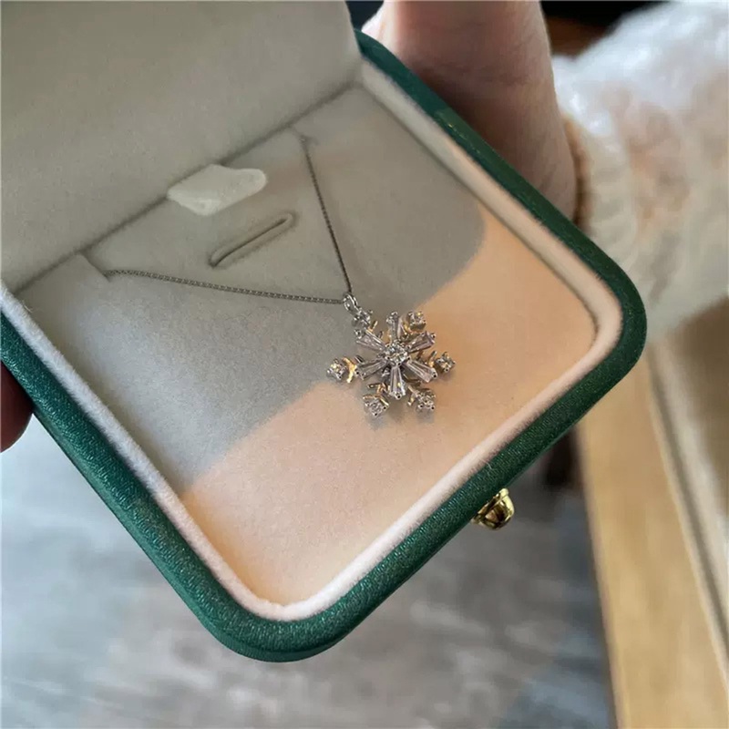 Rotatable Zircon Snowflake Titanium Steel Necklace Desain Premium Rantai Klavikula Kalung Liontin Wanita