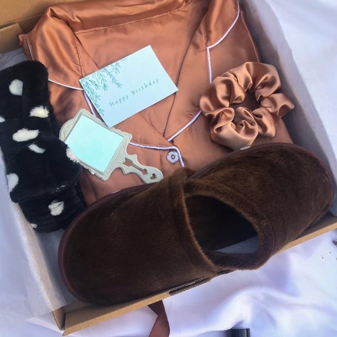 

✹ GIFT WEDDING PIYAMA KADO CEWEK / KADO PACAR / HAMPERS WEDDING PIYAMA SENDAL PARFUM ☊