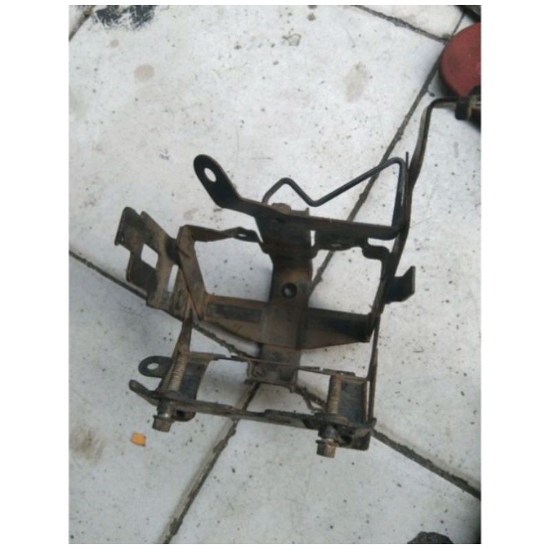 DUDUKAN AKI BREAKET TAMENG VARIO 110 KARBU LAMA