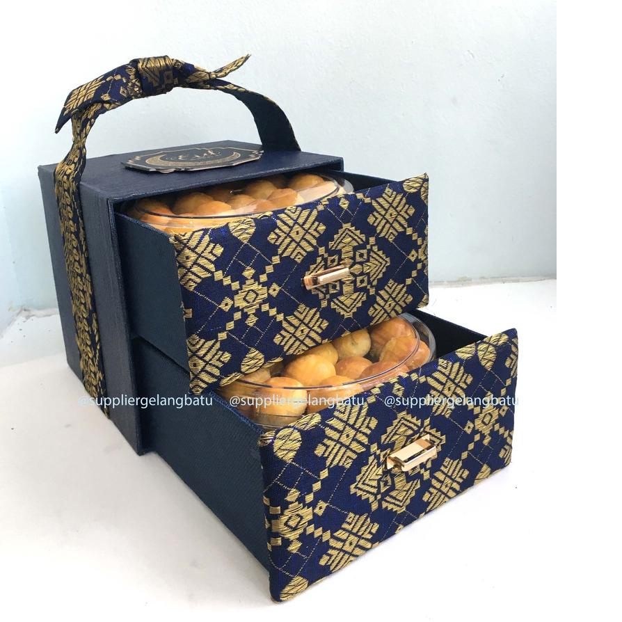 

☊ BOX SAJA Box Kue Kering 2 Toples 500 Gram Bahan Songket Laci Premium Hardbox Edisi Lebaran Idul Fitri Parsel Hampers Ramadan Kado ☞