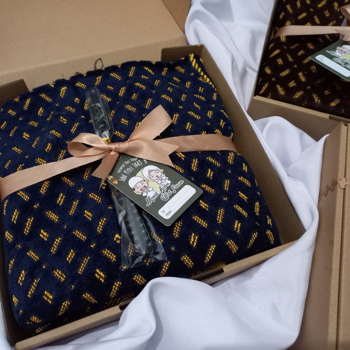 

Sajadah sarung kado / hampers cowok muslim / hampers lebaran - hemat warna
