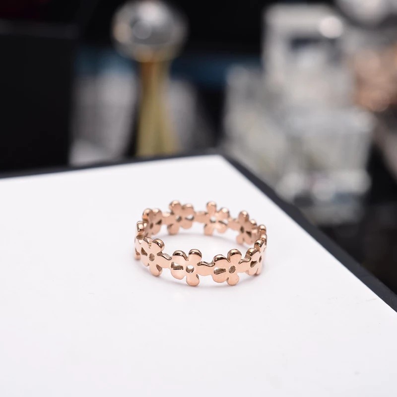 Cincin Desain Bunga Hollow Bahan Titanium Steel | Cincin Lapis Rose Gold 18K Untuk Wanita | Anting Tusuk Hypoallergenic Bahan Stainless Steel Untuk Wanita Je