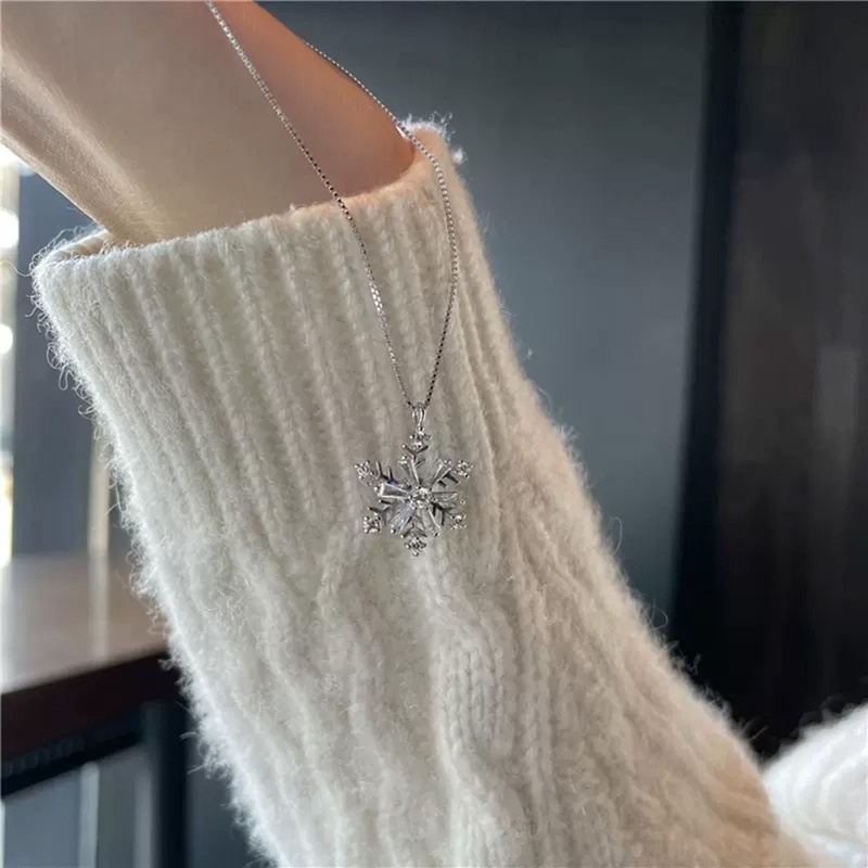 Rotatable Zircon Snowflake Titanium Steel Necklace Desain Premium Rantai Klavikula Kalung Liontin Wanita
