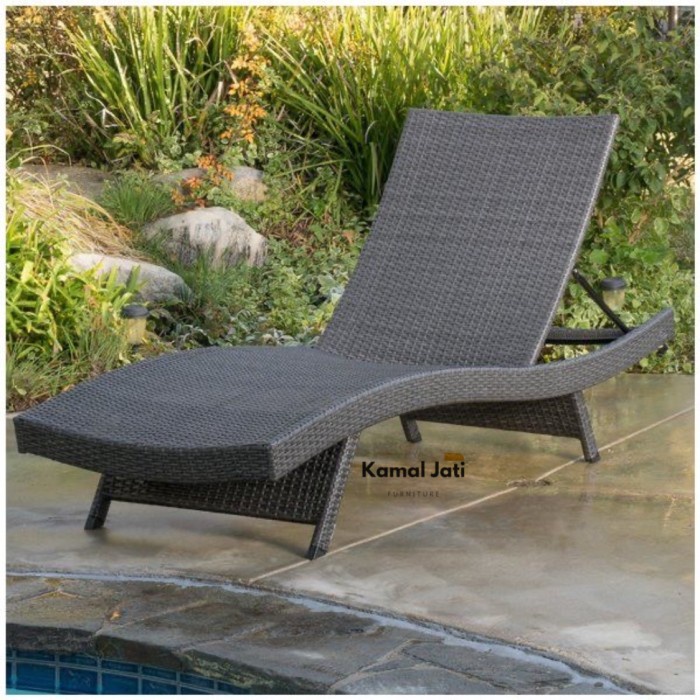 Kursi lounger rotan sintetis kolam renang outdoor (kursi lonjer rotan)