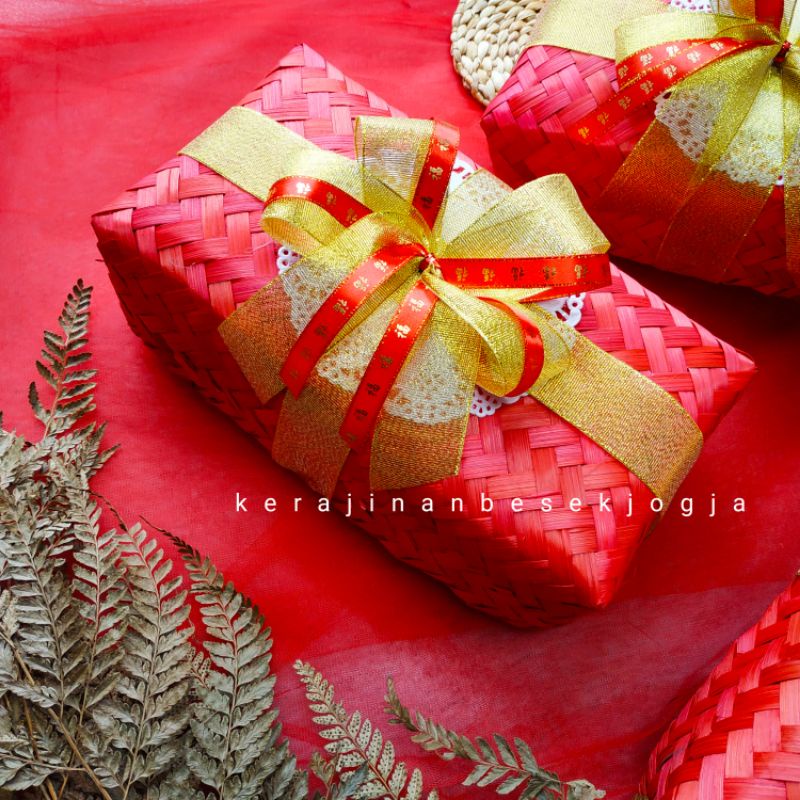 

(CNY 2023)SEPASANG BESEK IMLEK MURAH UKURAN 15X30 WARNA MERAH free PITA IMLEK /besek cookies/besek bambu/kado Imlek/besek cantik