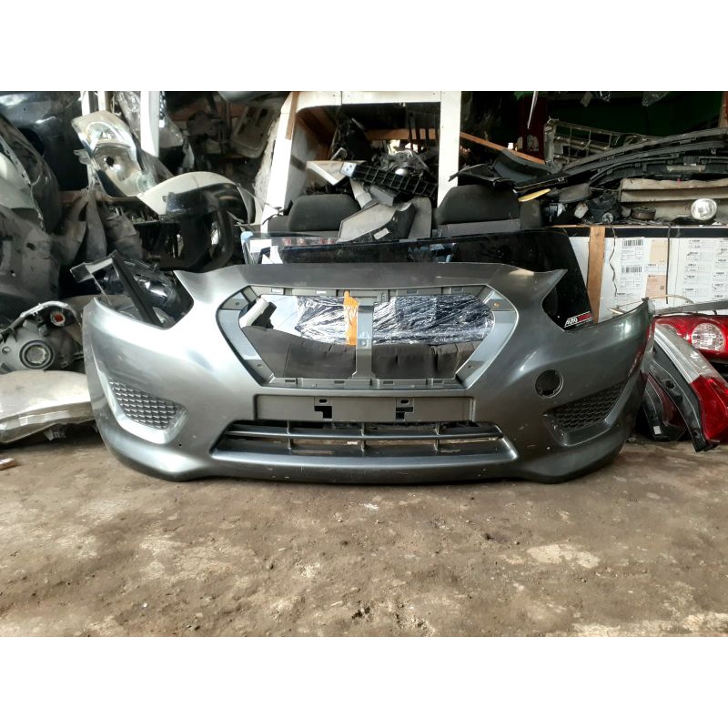 bumper datsun go 2014 up original kancingan utuh kondisi 95% masih layak pakai tinggal cat ulang