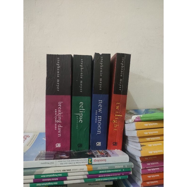 satu set novel twilight - stephenie mayer