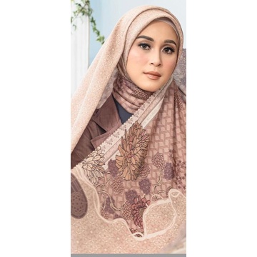 Buton scarf wearingklamby