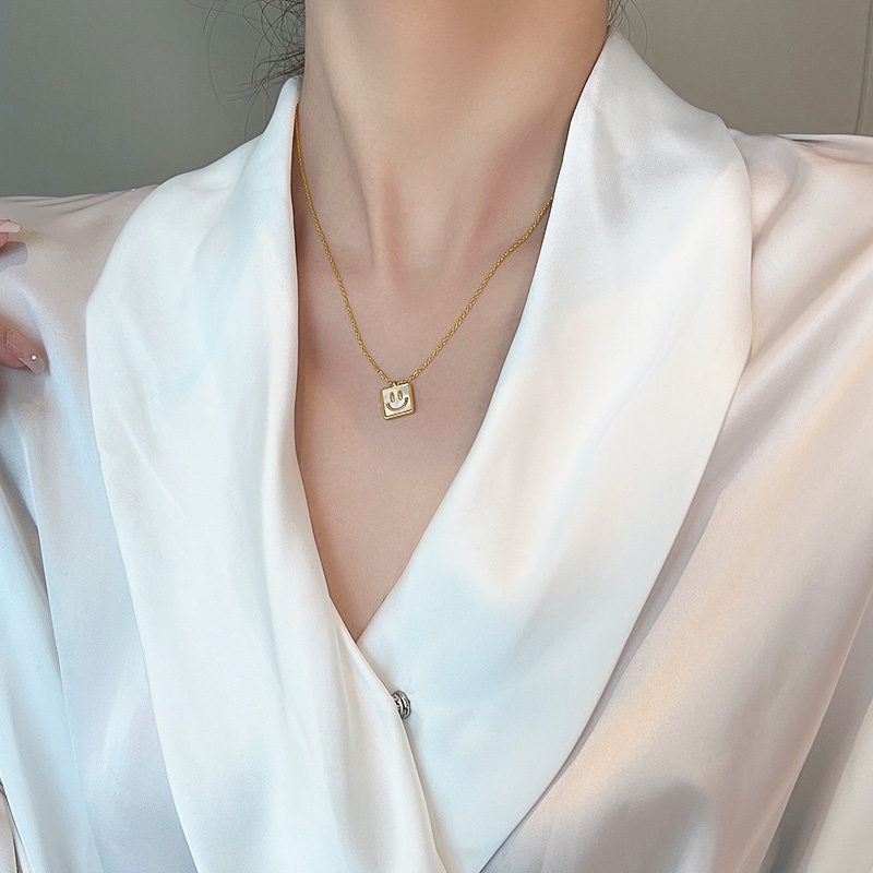 Kalung titanium smiley Lucu Wanita Karat Tidak Luntur Liontin Persegi