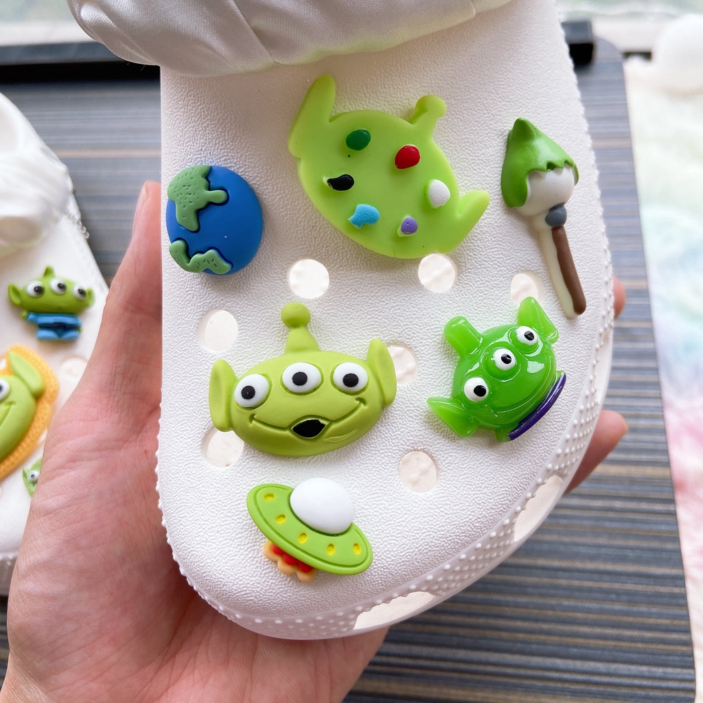 @shinydiy 10pcs Toy Story Alien Crocs Jibbitz Shoes Charm Sandal Aksesoris Sepatu Hias【asesoris wanita｜crocs jibbitz】