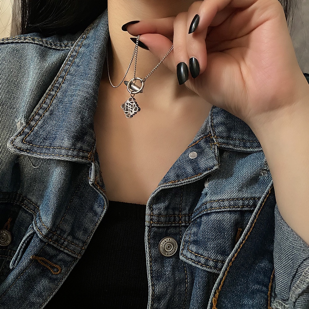 Kalung Baja Titanium Gaya Retro Eropa Amerika High-End Lapis Emas 18K Rantai Klavikula Emas