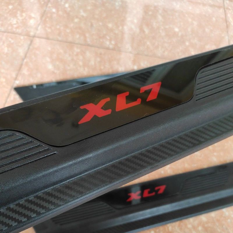 sill plate silplate samping pintu mobil suzuki XL7 XL-7 plastik abs hitam logo merah