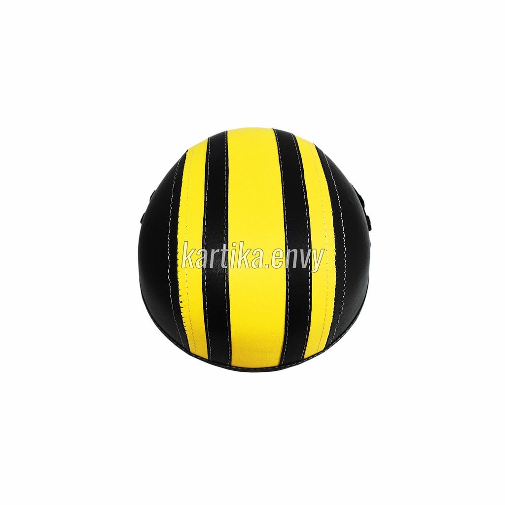 HelHelm Anak Retro Stripe Garis Motif 3 Garis Racing Kaca half face, bening (sudah termasuk dalam paket) Untuk anak usia 1-5 thn (allsize) Lingkar helm bagian dalam 50cm Bahan pelapis kulit sintesis, jahitan rapi  sebelum dikirim, barang sudah dicek dan d