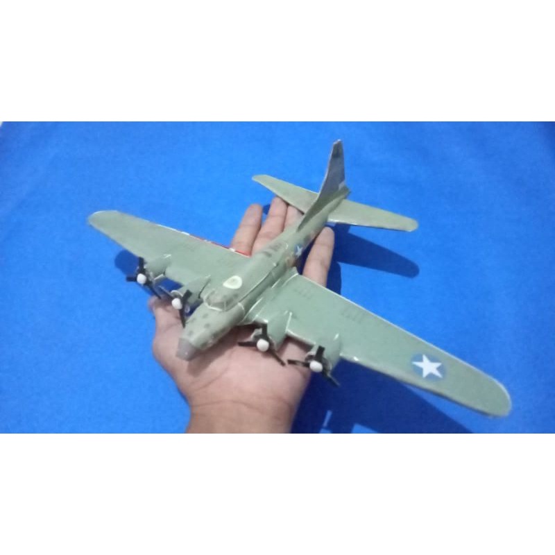 miniatur pesawat bomber B-17 Flying Fortes