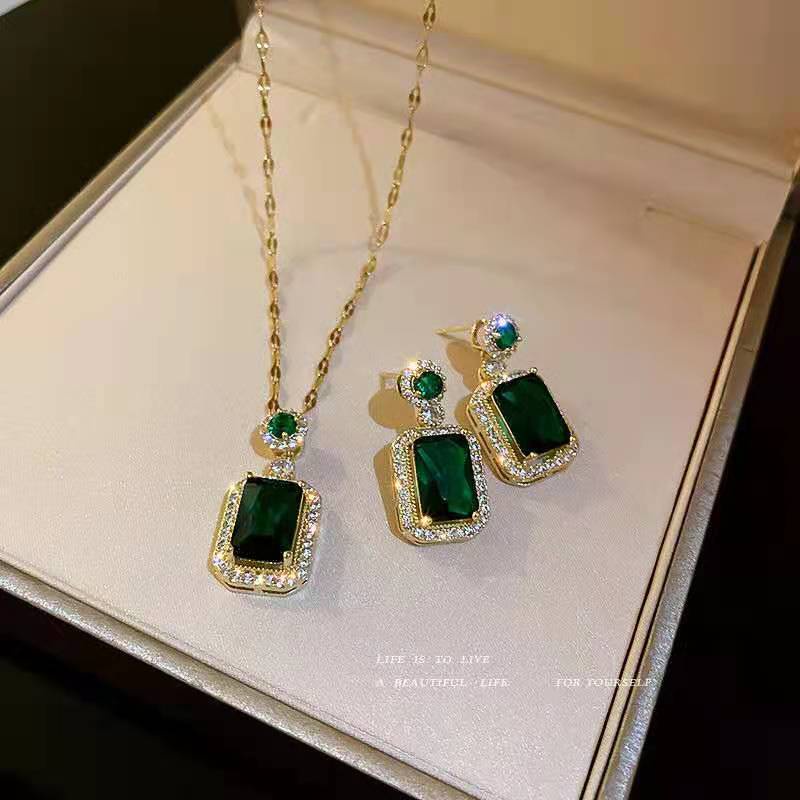 Kalung Titanium Steel Anti Alergi Dengan Liontin Emerald Bentuk Kotak Untuk Hadiah Valentine