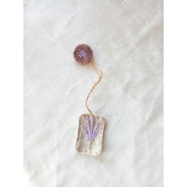 

pembatas buku / bookmark embroidery lavender