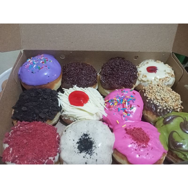 Donat hias/bisa request nama untuk kado ultah.