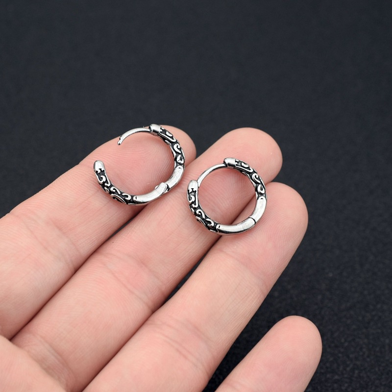 Retro Anting Pola Ular Gaya Punk Gelap Anting Baja Titanium Hip-Hop Disc Unik Pria Wanita Co