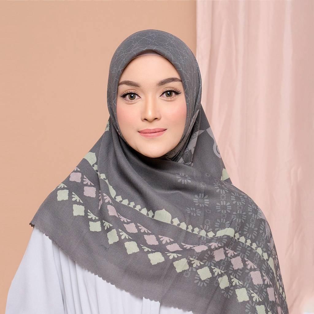 BIA x Cut Meyriska - Euni Scarf Kerudung Segi Empat - Edisi Rumania